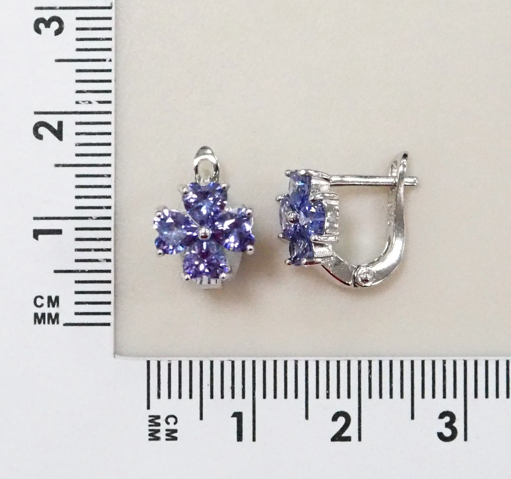 Серебряные серьги 925 пробы; вставки 8 Куб. Цирконий синий. 0,25ct;